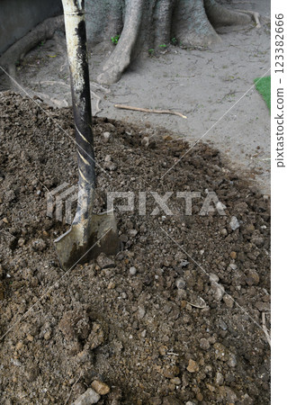 鏟子和土壤 123382666