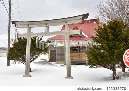 Photographing the grounds of Shinmura Inari Shrine in Kaminokuni, Hokkaido in winter 123382778