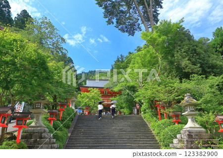 [Kyoto Prefecture] Niomon Gate of Kurama Temple on a clear day 123382900