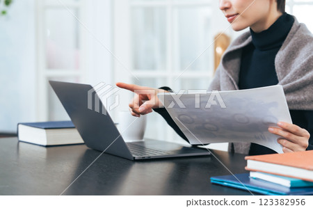 一名中年婦女在筆記型電腦上查看數據 123382956