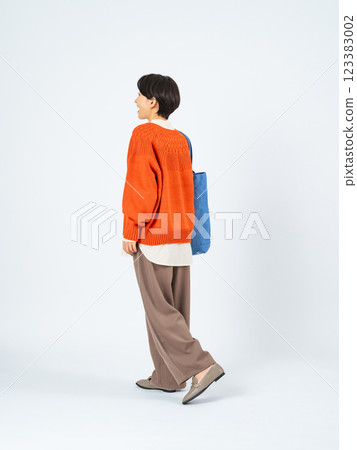 一位時尚中年女性手提包行走的全身照片 123383002