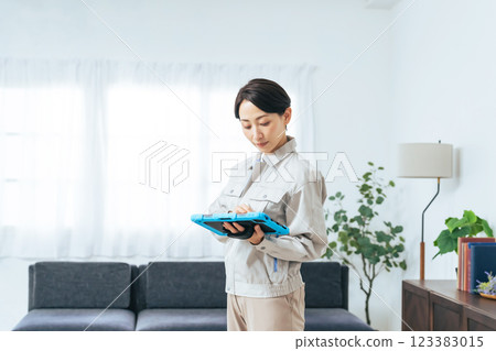 一名女工在室內使用平板電腦 123383015