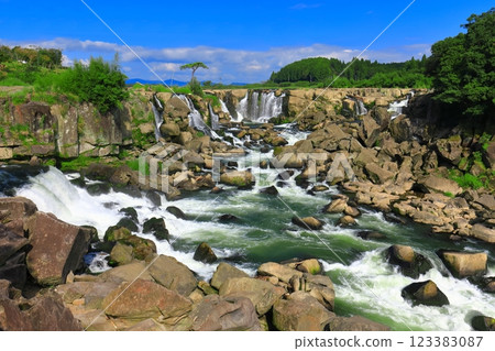 [Kagoshima Prefecture] Sogi Falls on a clear day (Oriental Niagara) 123383087