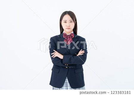 學校女孩嚴肅的表情 學校女孩嚴肅的表情 123383181