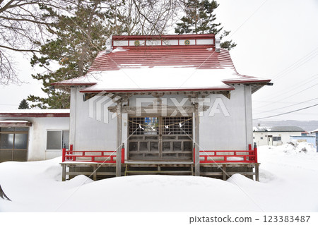 冬季拍攝北海道上之國市中田稻荷神社境內的景色 123383487