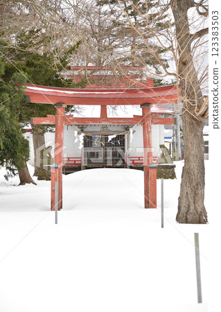 冬季拍攝北海道上之國市中田稻荷神社境內的景色 123383503