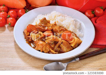 經典咖哩飯由雞肉、馬鈴薯、胡蘿蔔、姬菇和洋蔥製成。 經典咖哩飯由雞肉、馬鈴薯、胡蘿蔔、姬菇和洋蔥製成。 123383890