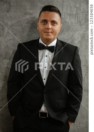 bearded man cutting his beard in the barbershop 123384656