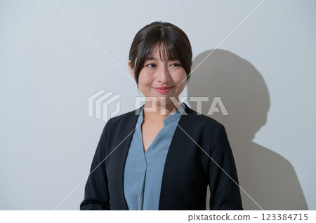 一位微笑的小姐 123384715