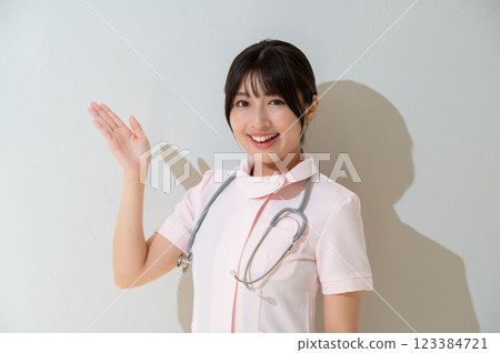 Female staff member giving guidance 123384721