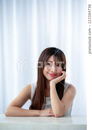 微笑的女人美麗的形象 微笑的女人美麗的形象 123384736