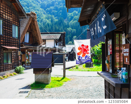 夏天的白川鄉,日本的原始風光 夏天的白川鄉,日本的原始風光 123385084