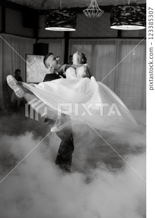the first dance of the bride and groom inside a restaurant 123385307