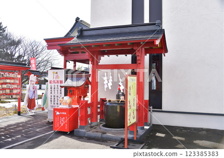 Photographing the grounds of Fushishira Inari Shrine in Hakodate, Hokkaido in winter 123385383