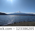 從河口湖岸邊看到的晴朗冬日天空、雲彩和富士山 123386205