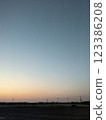 黃昏時分的鄉村色彩漸層 123386208