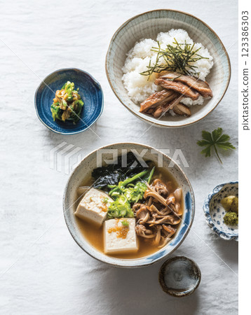 Japanese miso soup with tofu and mushrooms 123386303