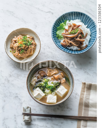 Japanese miso soup with tofu and mushrooms Japanese miso soup with tofu and mushrooms 123386304