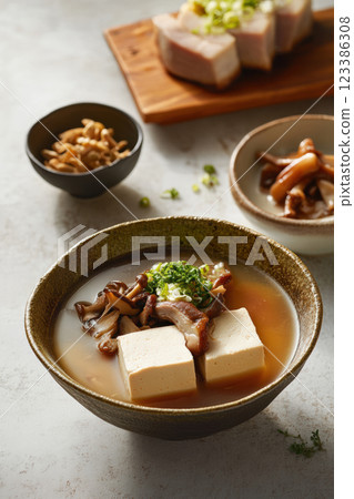 Japanese tofu and mushroom soup with broth 123386308