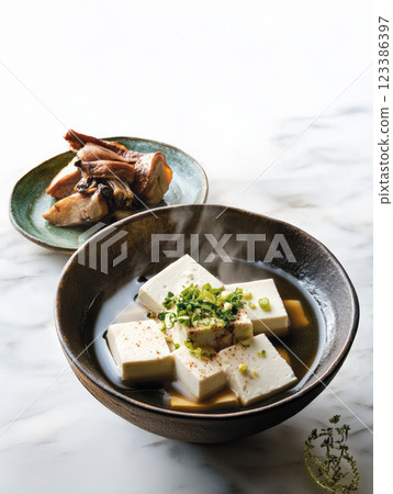 Steaming Japanese tofu soup with green onions 123386397