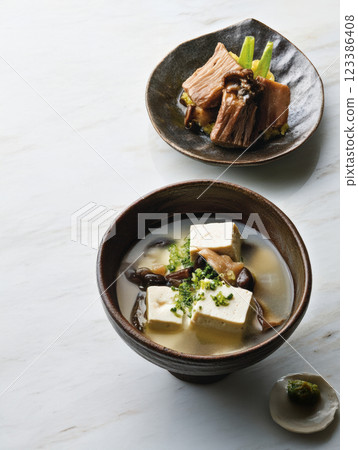 Japanese miso soup with tofu and mushrooms 123386408