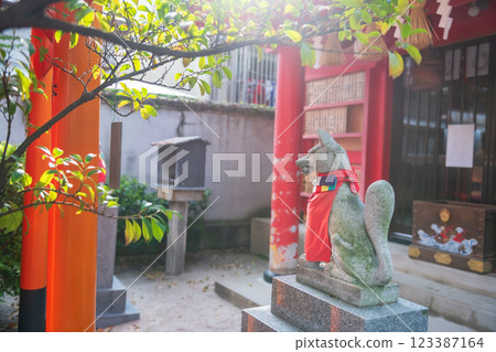 Fox statue by red Torii gates at Kushida Jinja Shinto, Fukuoka Fox statue by red Torii gates at Kushida Jinja Shinto, Fukuoka 123387164