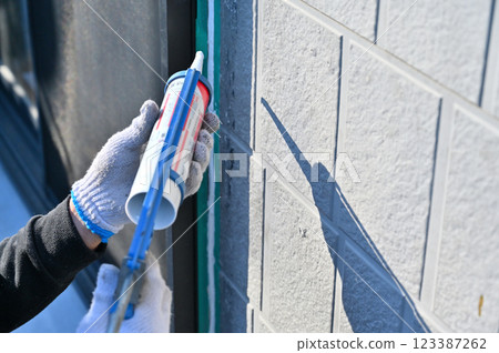 Caulking replacement and exterior wall painting work Caulking replacement and exterior wall painting work 123387262