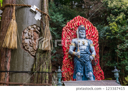 Kaminari art on trunk and Fudou Myouou at Nanzoin temple, Fukuoka 123387415