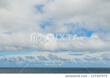 【從夏到秋的海洋大天空,天空背景與天空合成素材】 【從夏到秋的海洋大天空,天空背景與天空合成素材】 123387474