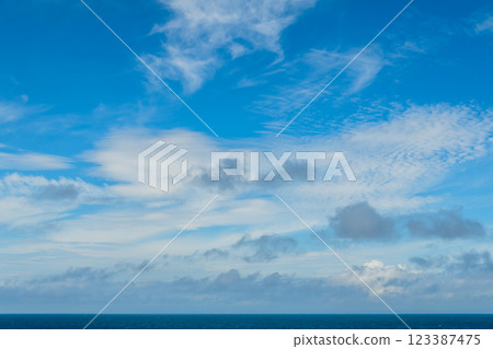 【從夏到秋的海洋大天空,天空背景與天空合成素材】 【從夏到秋的海洋大天空,天空背景與天空合成素材】 123387475