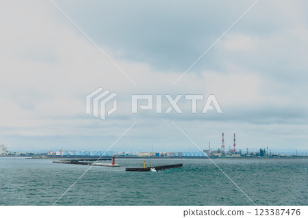 [Sunflower Furano arriving at Tomakomai Ferry Terminal, petrochemical complex and thermal power plant] 123387476