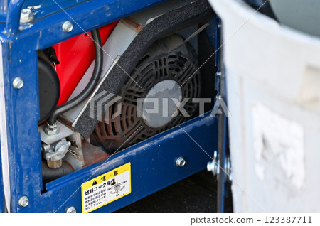 Engine-powered high-pressure cleaner, exterior wall painting, house cleaning 123387711