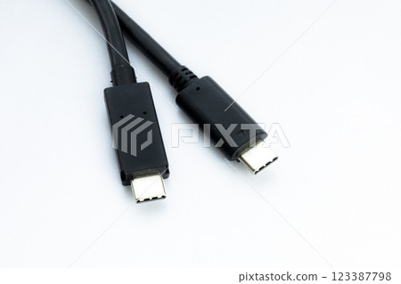 白色背景上兩條 USB-C 連接線的圖像 123387798