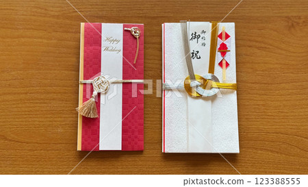 兩個禮品信封排成一排_寬視圖 123388555