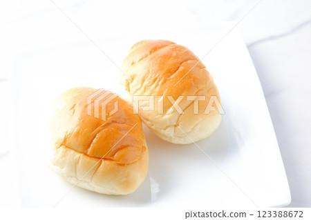 早餐桌上擺放著熱騰騰、新鮮出爐的奶油麵包卷 123388672