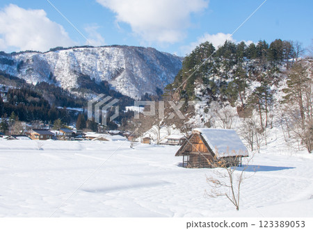Old folk house buried in snow 123389053