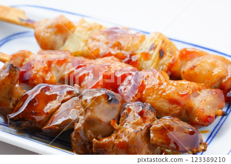 美味的烤雞肉串拼盤(蔥、大腿、肝) 美味的烤雞肉串拼盤(蔥、大腿、肝) 123389210