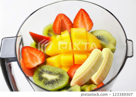 攪拌機中混合果汁的配料 123389307