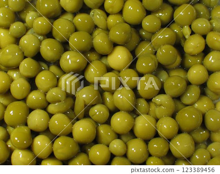 Green peas dish close view background 123389456
