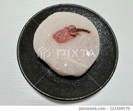 Sakuramochi: an indispensable treat for the Girls' Festival 123389570