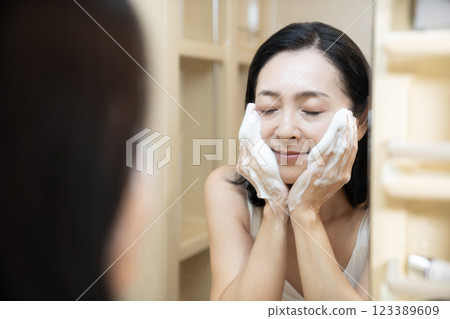 Women with facial cleansing Women with facial cleansing 123389609