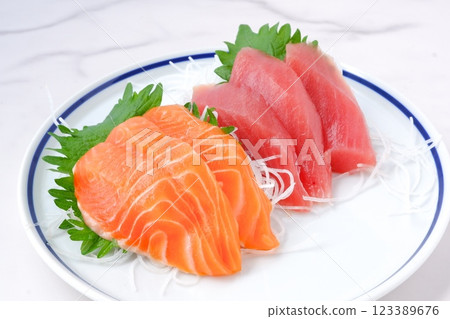 兩種新鮮生魚片(金槍魚和鮭魚) 兩種新鮮生魚片(金槍魚和鮭魚) 123389676