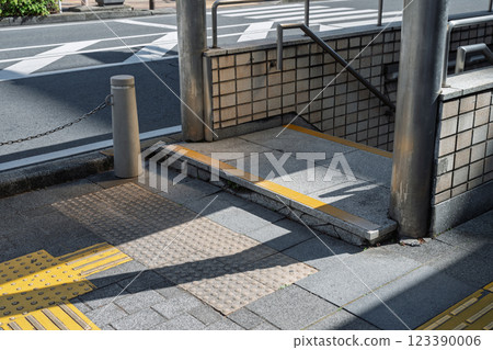 點字塊和地下通道的入口 123390006