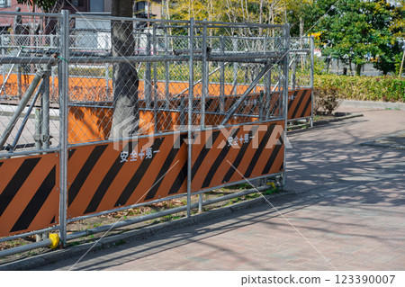 公園裡的遮陽和防護圍欄 123390007