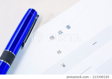 寫商業必需的收據 寫商業必需的收據 123390185