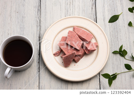 Chocolate to enjoy with coffee 123392404