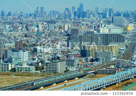 鳥瞰城市和鐵路,東海道本線的特快列車“舞子號” 鳥瞰城市和鐵路,東海道本線的特快列車“舞子號” 123392959