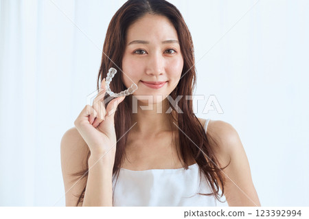 有喉舌正畸的女人 123392994