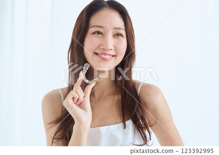 有喉舌正畸的女人 123392995