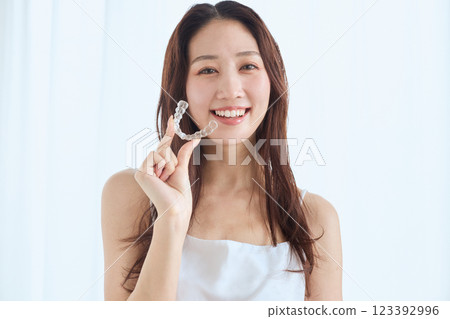 有喉舌正畸的女人 123392996